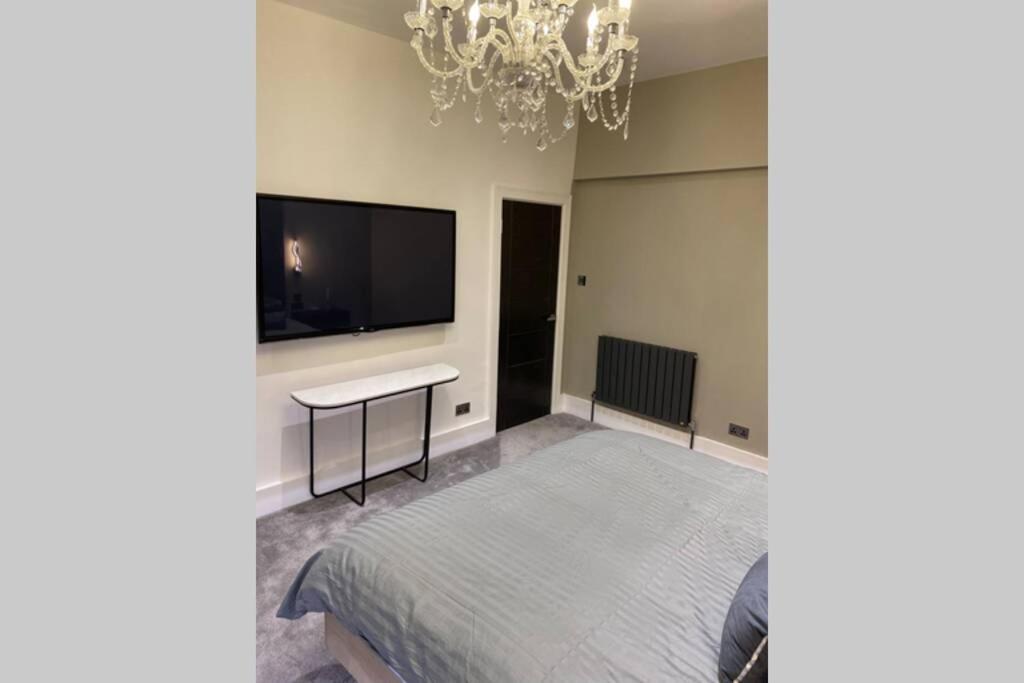 Luxury Royal Mile Boutique 2Bedroom Apartment Edinburgh Bagian luar foto