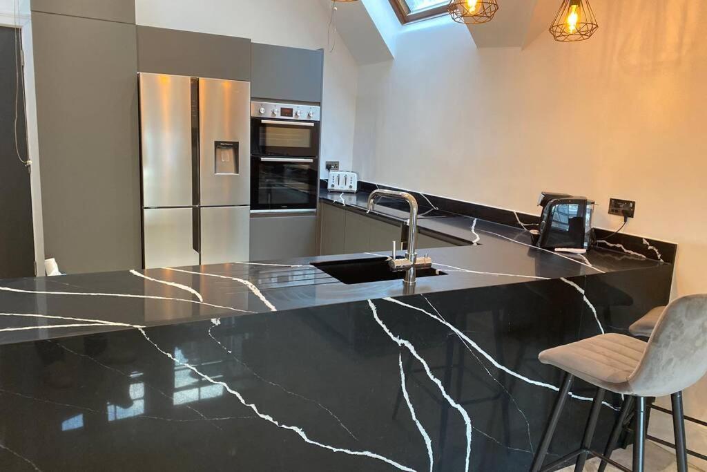 Luxury Royal Mile Boutique 2Bedroom Apartment Edinburgh Bagian luar foto