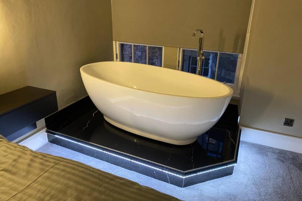 Luxury Royal Mile Boutique 2Bedroom Apartment Edinburgh Bagian luar foto