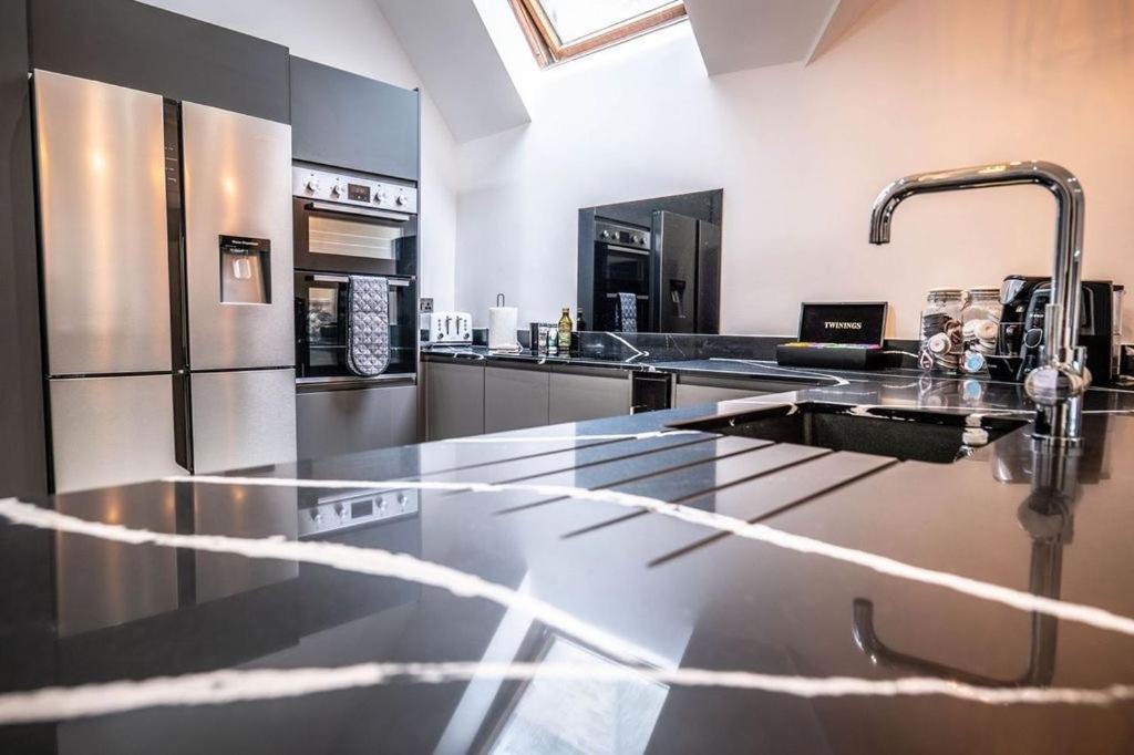 Luxury Royal Mile Boutique 2Bedroom Apartment Edinburgh Bagian luar foto